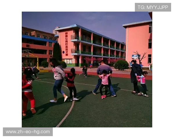 一年级小朋友挑战夹球螃蟹走游戏培养团队协作与平衡能力的趣味活动